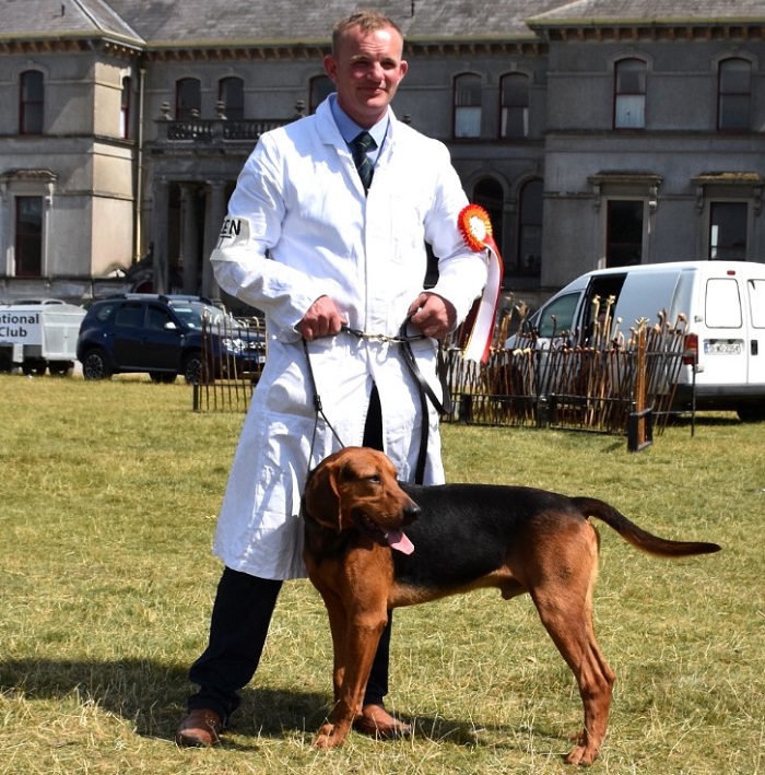 mullins.Scarteen huntsman Raymond OHalloran and winning hound2