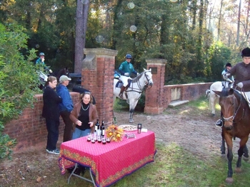 Barb_Uskup_doing_stirrup_Cup