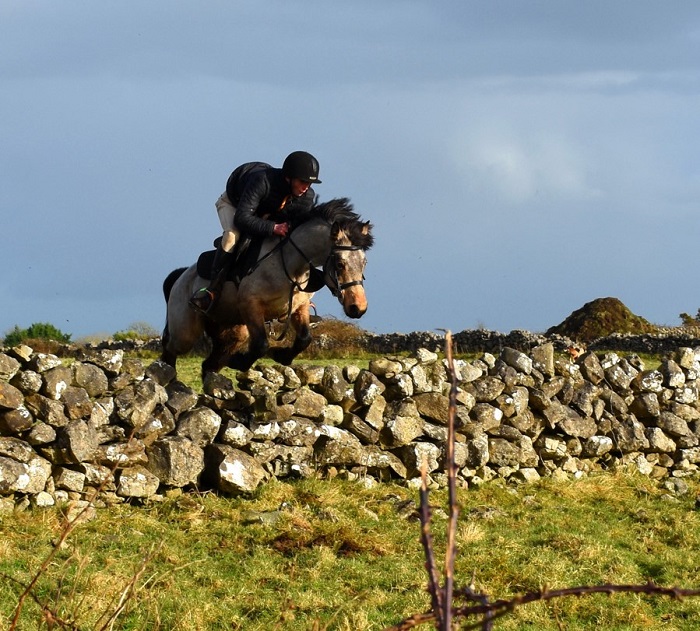 finn reynolds jumps connemara ony on first hunt