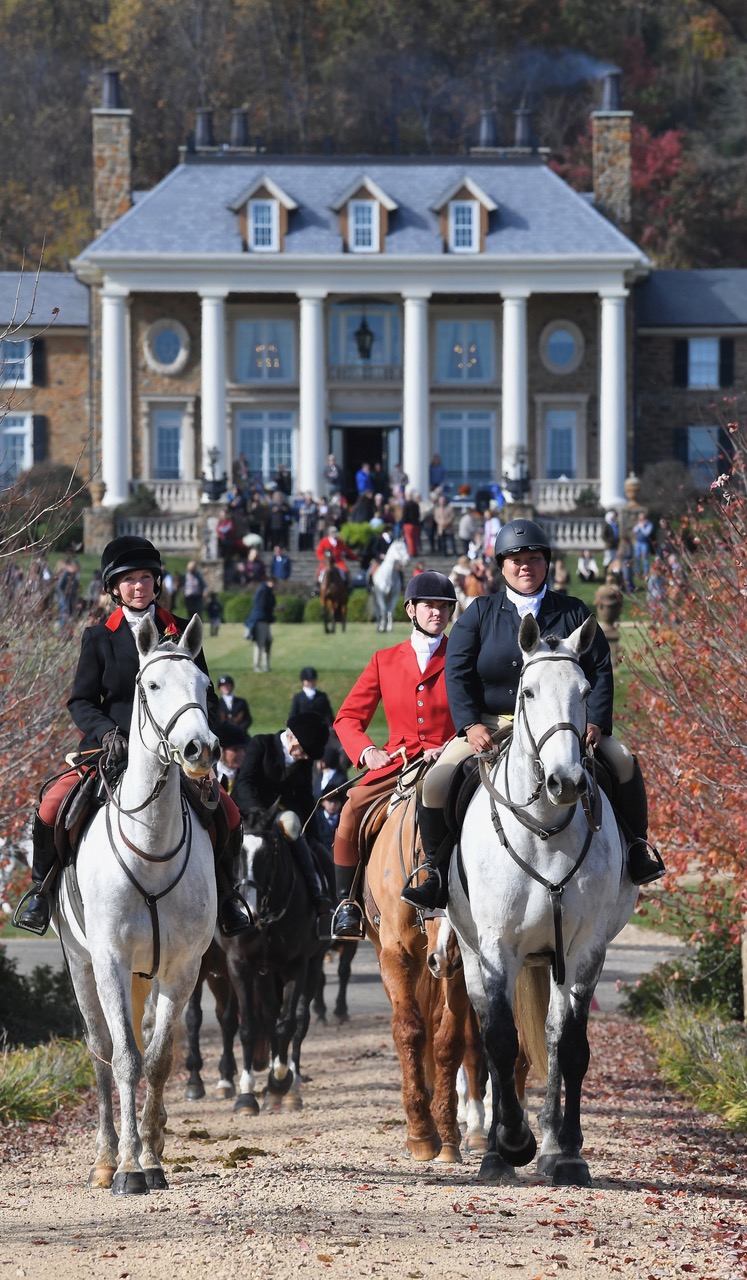 ODH DSC 3563 Betsy Parker field master moving off from High Meadow Manor house Douglas Lee