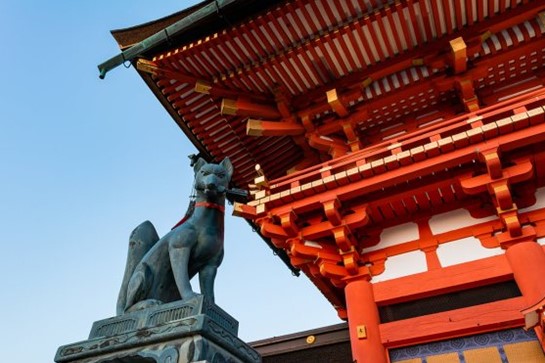 kitsune.Entrance to Fushimi Inari Shrine