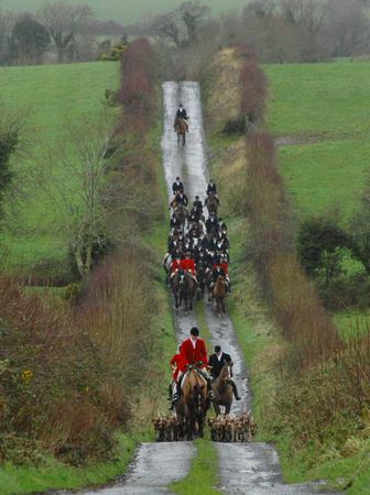 Incoming_County_Louth_Foxhounds_huntsman_Alan_Reilly_at_The_Valley_Inn_meet